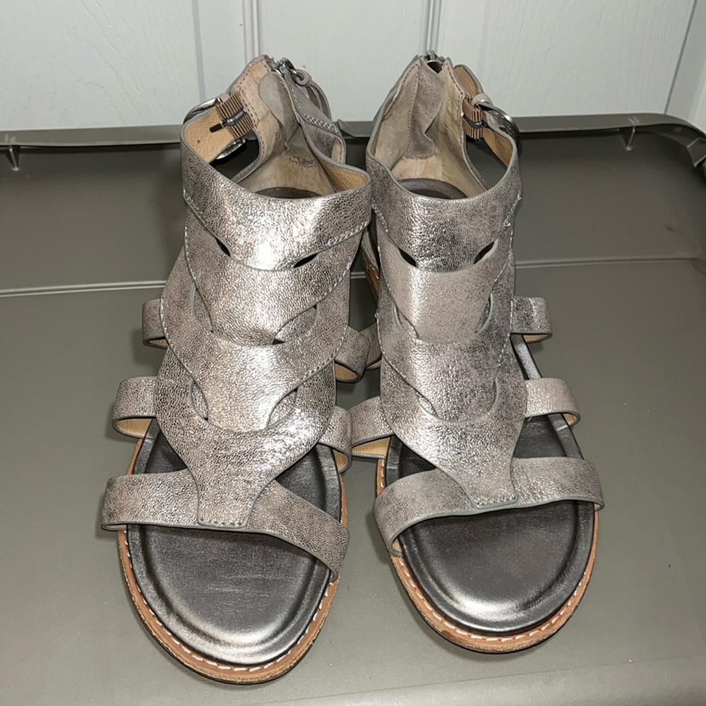 Sofft Metallic Silver Strappy Gladiator Sandals
